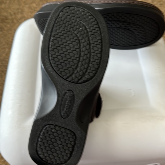 Propet Super Comfy Clogs. Not worn outside.  Very very nice shoe - Picture 3 of 5